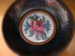 Miniatűr tűgobelin rózsa réz tányérkában
