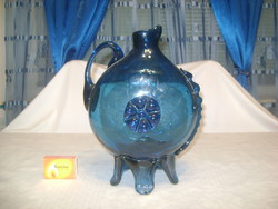 Üveg karaffa, korsó - kék színű, szakított aljú, domború díszítéses - 27 cm magas