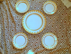5 db Fischer Emil arany-fehér porcelán tányér 4 süteményes+ nagy tál