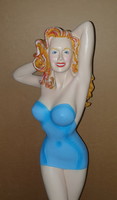 Sexy nő szobor, szőke nőalak figura, üzlet vendéglő dekoráció, 90 cm, reklámfigura, 1990-es évek