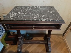 Márványlapos régi asztal