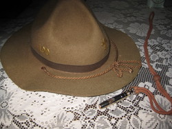 Cserkész kalap  , jelvényekkel és cserkész síppal a 30 as évekből