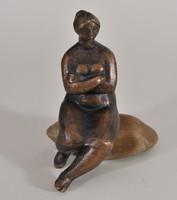 Herczeg Klára (1906-1997): Bronz kisplasztika, ülő nő