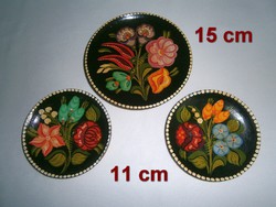 3 db régi kézzel kalocsai mintával festett kerámia tányér, fali tál
