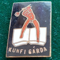 Kunfi Gárda, szocdem tűzzománcos gomblyukjelvény
