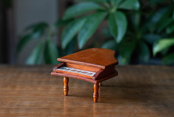 Miniatűr fa zongora - nyitható fedéllel - babaházi kellék, bababútor - vintage játék