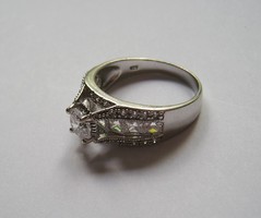 Ezüst alkalmi gyűrű különleges kialakítással, sok csillogó kővel