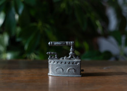 Miniatűr ón? vasaló - babaházi kiegészítő, bababútor kiegészítő - pici fém vasaló