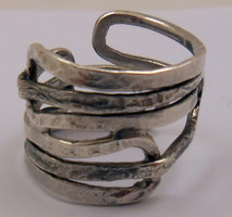 Extravagáns gyűrött 925-ös ezüst gyűrű nagyon modern