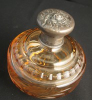 Metszett, csiszolt barack színű vintage parfümös üveg  jelzett ezüst peremmel és kupakkal