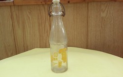 Szocreál Hüsi porcelán csatos üdítős palack