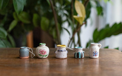 Miniatűr kerámia szett - babaházi dekorációk - köcsögök, vázák - bababútor kiegészítők