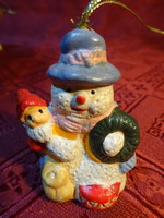 Hóember gipsz figura, kis mikulással az oldalán, karácsonyfa dísz, magassága 5 cm. Vanneki!