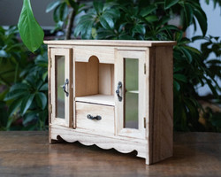 Miniatűr kredenc - mini konyhaszekrény, bababútor, babaházi kiegészítő fából - pici szekrény