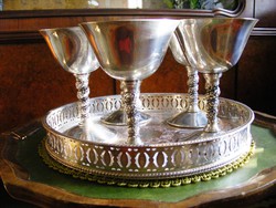 Egy tálca gyönyörű ezüstözött ünnepi pohár, 5 db jelzett boros vagy pezsgős kehely, kb. 1,5 dl-esek