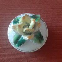 Porcelán bonbonier rózsa foggantyúval