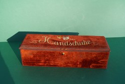 Különleges antik bordó bársony doboz kesztyűtartó doboz kézzel hímzett díszítéssel papírrégiséggel