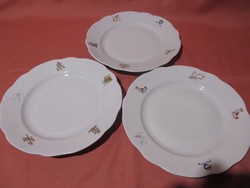 3 db régi Zsolnay lapos tányér ritka mintával, mesemintás tányérok
