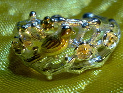 Szép ezüst gyűrű virágzó cseresznye fa ágon ülő ​​​aranyozott madárka arany ezüst állítható