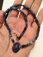 Egyiptomi  lapis lazuli nyaklánc szkarabeusz medállal, aranyozott kapoccsal.