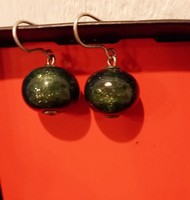 Horváth Márton műhelyéből származó irizáló zöldes üveg fülbevaló eladó
