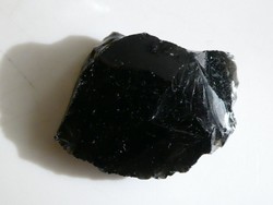 Természetes Obszidián kőzet. Vulkáni üveg. Ásványgyűjteményi darab. 6 gramm.