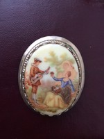 Antik porcelánképes fém bross, romantikus jelenettel