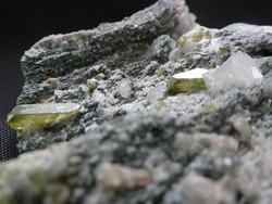 Természetes Titanit, Albit és Kalcit kristályok a kloritos anyakőzeten. Gyűjteményi darab. 186 gramm
