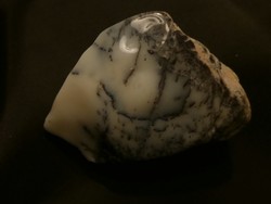 Természetes közönséges Opál ásvány dendrites mintákkal (Merlinit). 159 gramm