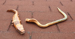 Fa mozgatható kobra és krokodil