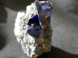 Természetes, táblás Azurit ásvány az anyakőzeten. Jellegzetes kristályminta. Gyűjtői darab. 57gramm.