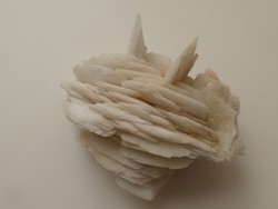 Természetes, fehér Barit kristálycsoport. Gyűjteményi ásvány darab klasszikus lelőhelyről. 57 gramm.