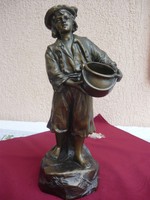 Hatalmas méretű antik Johann Maresch szobor, fiú mezítláb,kalapban..41 cm magas!