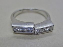 Gyönyörű  iparművész ezüstgyűrű  fehér kövellel