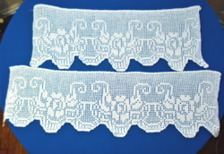 2 db régi, kézzel horgolt virág mintás polccsík, szekrénycsík