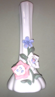 Porcelán váza, pasztell virágfüzérrel
