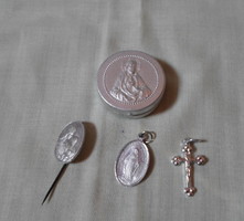 Vallási érme: vegyes csomag – Mária-érme, gyermek Jézus, kereszt, érmetartó
