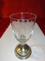 Csiszolt üveg borospohár, fém talppal, magassága 11,5 cm.