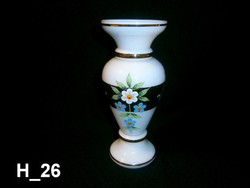 Nagyon szép, kézzel festett, aranyozott Rapotin Glass tejüveg váza, 20 cm magas