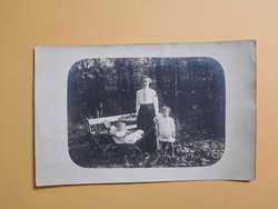 Antik levelezőlap - fotó képeslap, Anya gyermekeivel parkban