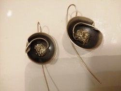 Kerek kézműves ezüst fülbevaló pirittel