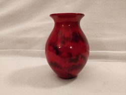 Gyönyörű színekben pompázó piros labrador mintás Zsolnay eozin váza