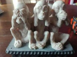Három bölcs majom szobor