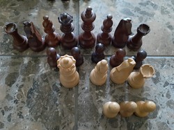 Hiányos sakk készlet.
