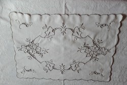 Kézzel hímzett terítő, tálcakendő, 28 x 40 cm
