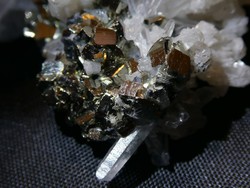 Természetes Pirit-Kalcit-Kvarc kristálycsoport, különleges ásványkombináció. Gyűjteményi darab. 44g