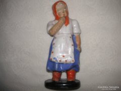 Szécsi  kerámia , Kislány piros kendőben  , 22 cm