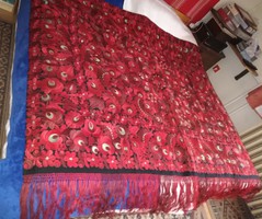2 db selyem matyó hímzésű ágytakaró és éjjeliszekrény terítő