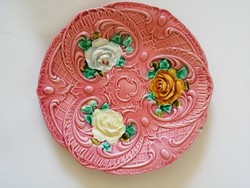 Rózsaszín majolika tányér virág dekorral, szép állapotban, 20 cm