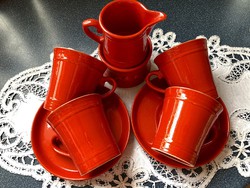 Gyönyörü paprika piros teás, cappuccinos csészék kiöntővel együtt
